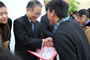 林直樹議長(zhǎng)為獲獎(jiǎng)學(xué)生頒獎(jiǎng)。