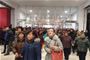 顧客們興高采烈地進店購物。