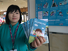安全知識進(jìn)商場 青島永旺公益愛心手冊免費(fèi)發(fā)