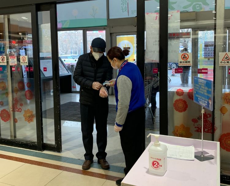 對來店顧客測量體溫，戴好口罩的溫馨提示